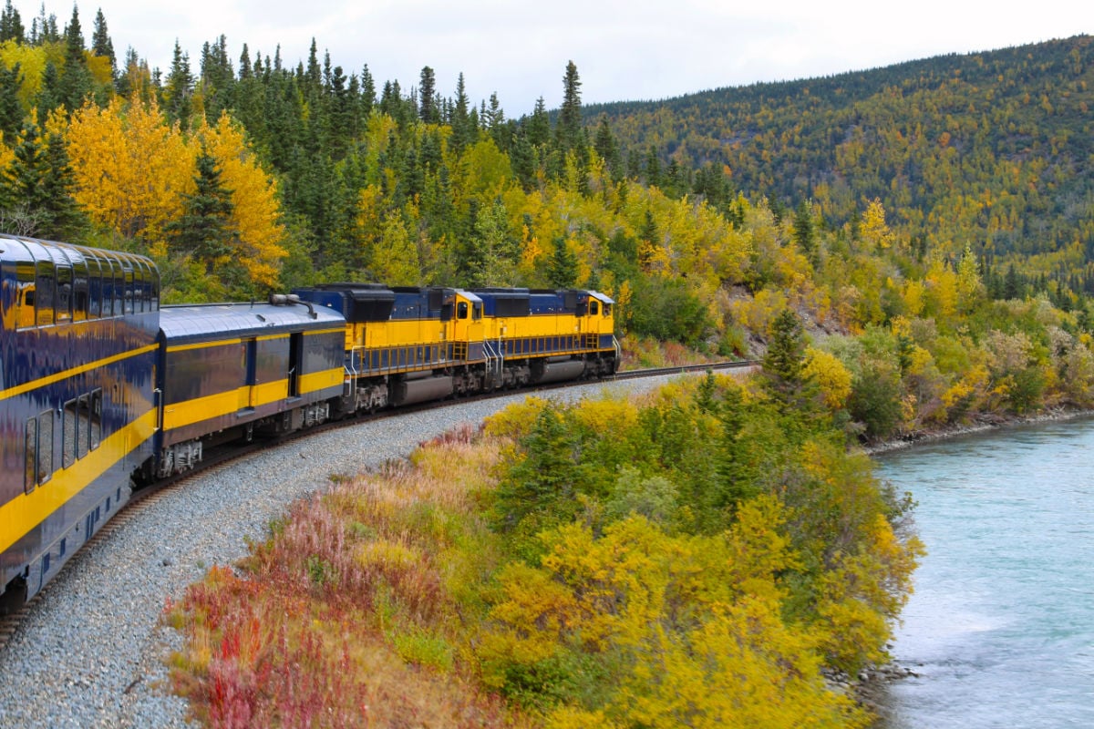 These 6 U.S. Scenic Train Rides Offer The Best Fall Views This Year 